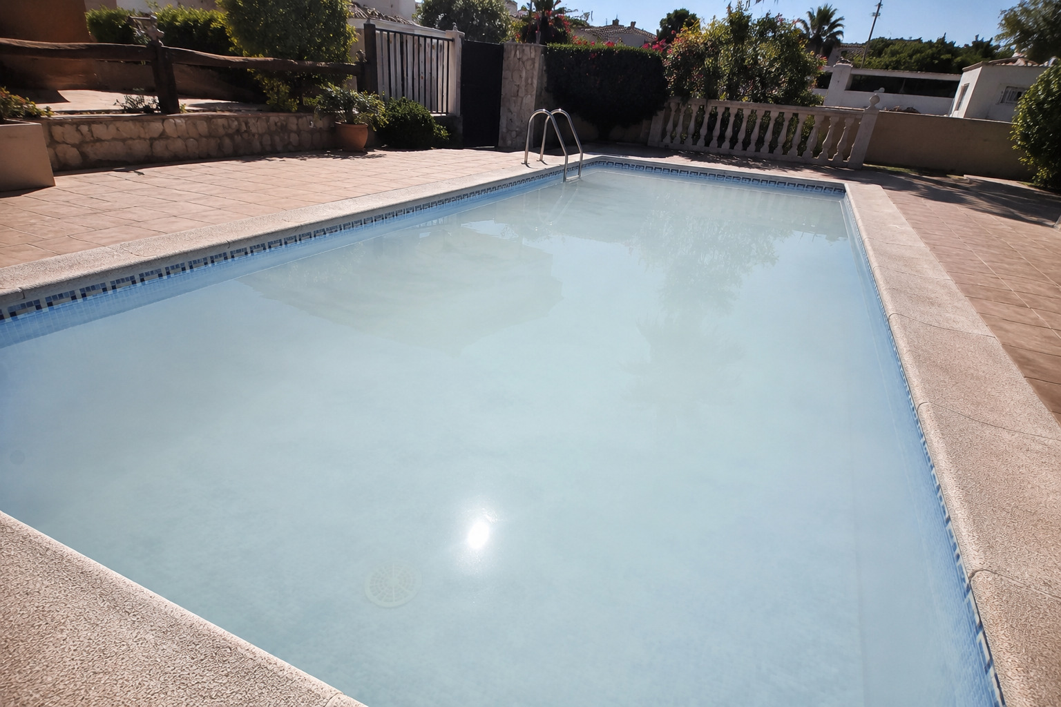 el agua lechosa de la piscina